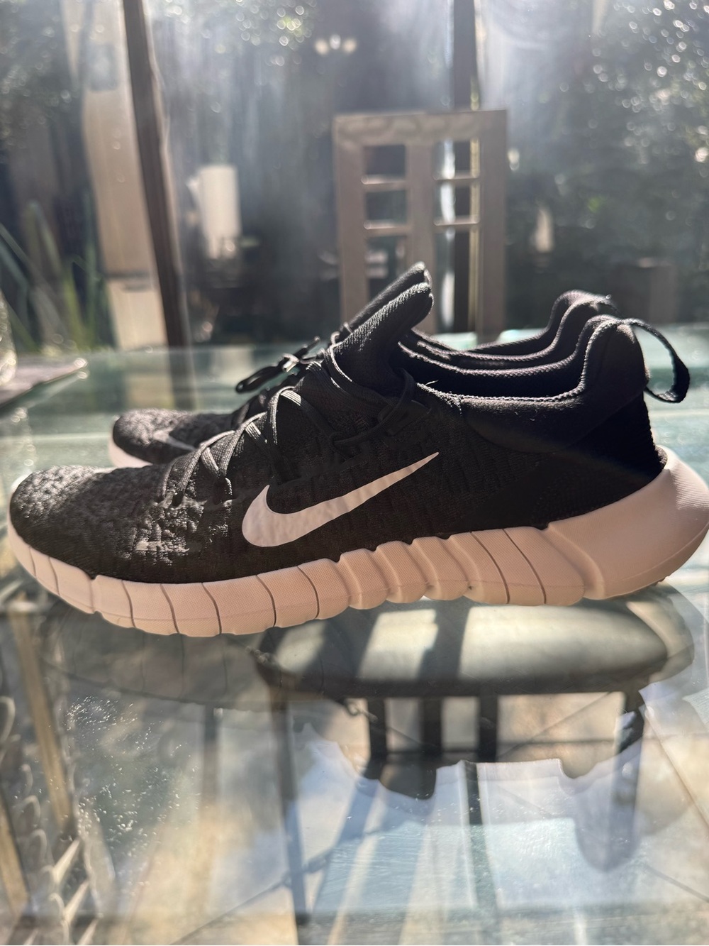 Men’s Nike free run 5.0 running shoes black and white size 9 excellent condition